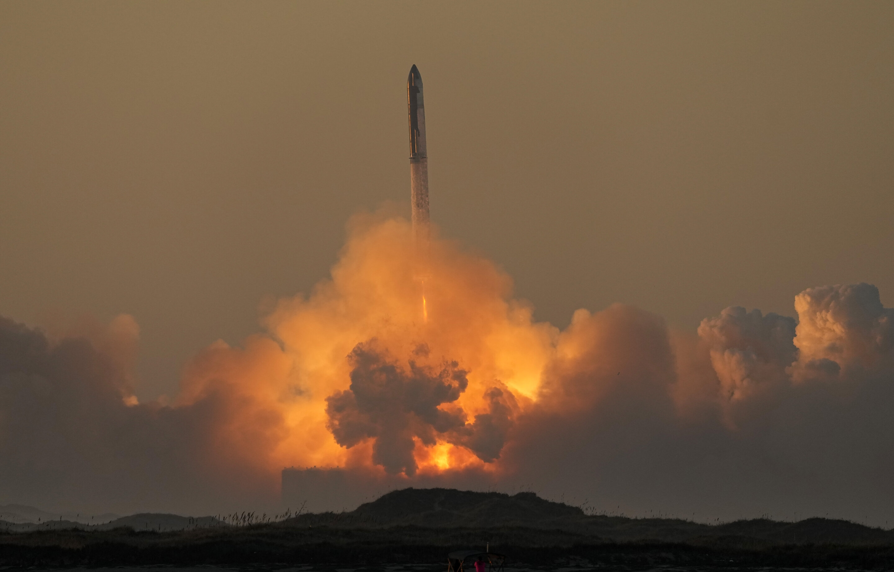 SpaceX запустила свой космический корабль Mega Rocket Starship, но потеряла и ракету-носитель, и космический корабль в результате пары взрывов за несколько минут до субботнего испытательного полета